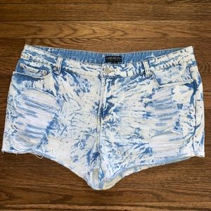 Forever 21: Plus Size Distressed Denim Shorts